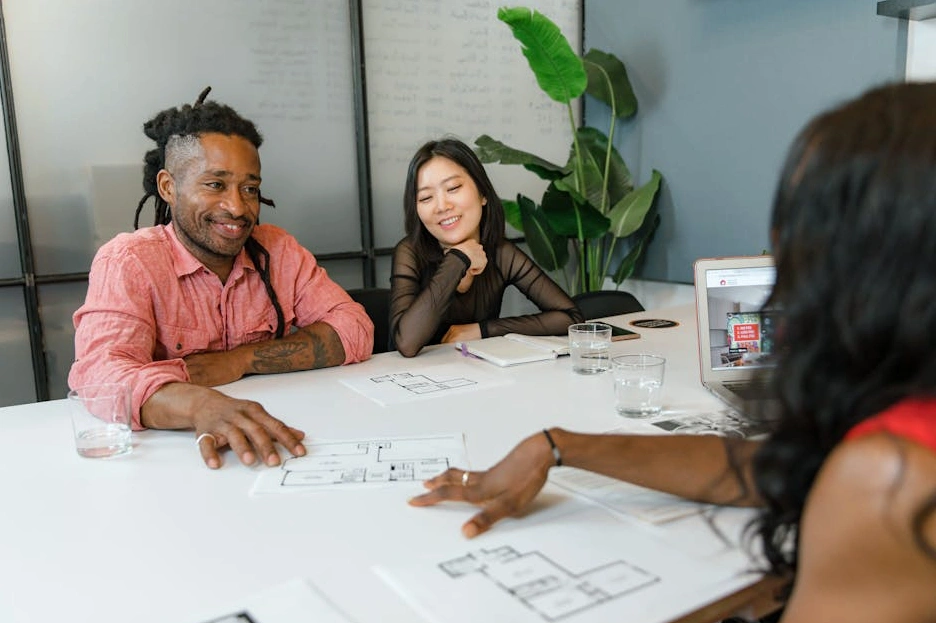 Team diversificato e professionale di Solar Energy Italia in una moderna sala riunioni.